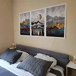 Le Logis Dans La Place De Deux Apartment Thouarce