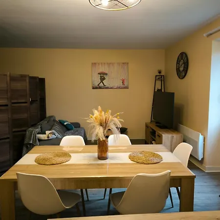 Le Logis Dans La Place De Deux * Thouarcé