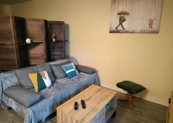 Le Logis Dans La Place De Deux *